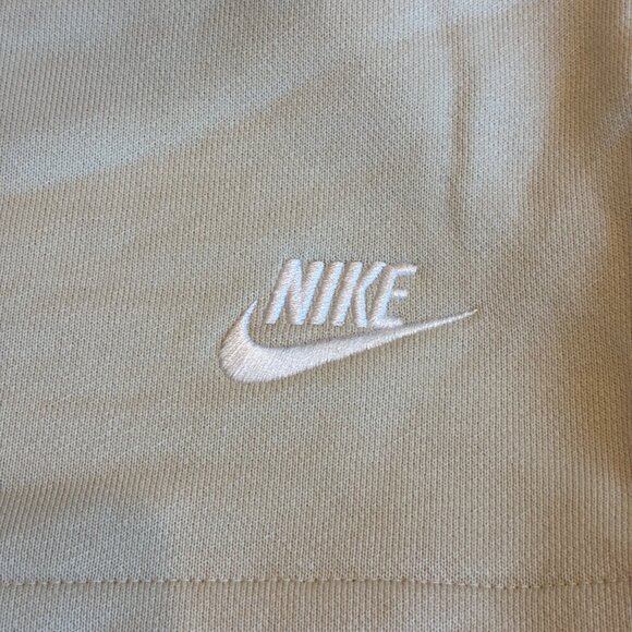NWT Nike Cream/Light Beige Standard Fit Above Knee Lenth Athletic Shorts - Picture 2 of 12